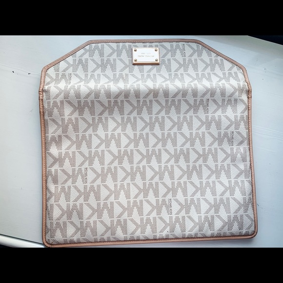 Micheal Kors computer case/ laptop bag or oversized clutch - Picture 3 of 4